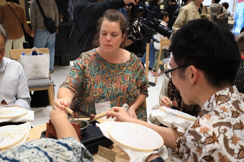 Sejumlah pengunjung World Expo 2025 Osaka, Jepang mencoba membuat batik Liem Ping Wie. Sejumlah pengunjung World Expo 2025 Osaka, Jepang mencoba membuat batik Liem Ping Wie. (Dok. Kementerian PPN/Bappenas)