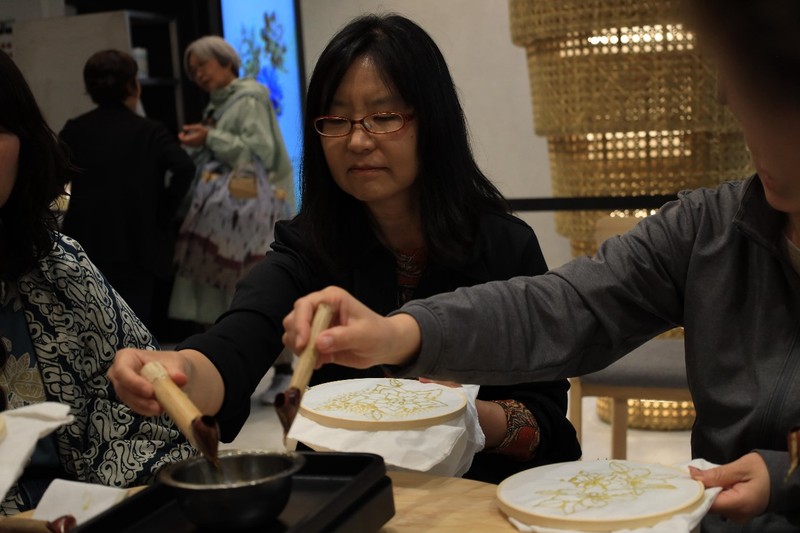 Sejumlah pengunjung World Expo 2025 Osaka, Jepang mencoba membuat batik Liem Ping Wie. Sejumlah pengunjung World Expo 2025 Osaka, Jepang mencoba membuat batik Liem Ping Wie. (Dok. Kementerian PPN/Bappenas)
