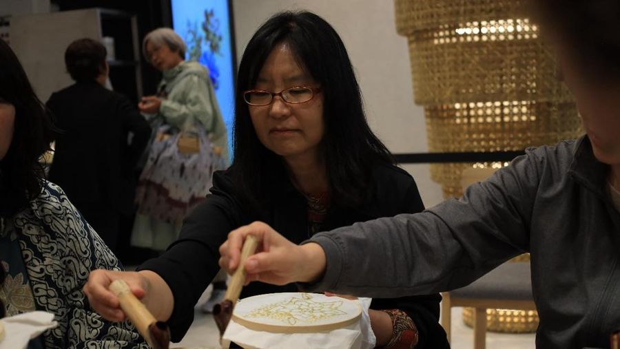 Sejumlah pengunjung World Expo 2025 Osaka, Jepang mencoba membuat batik Liem Ping Wie. (Dok. Kementerian PPN/Bappenas)