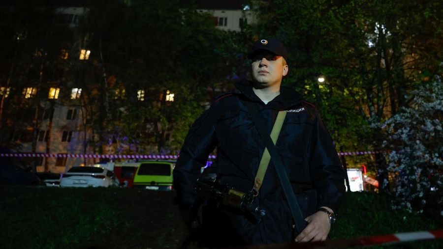 Petugas pemadam kebakaran bekerja di lantai atas blok apartemen yang rusak setelah dugaan ledakan gas di Moskow, Rusia, 4 Mei 2025. (REUTERS/Maxim Shemetov)