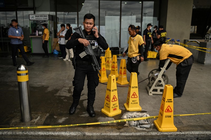 Sebuah kendaraan menabrak area dekat pintu masuk Bandara Internasional Ninoy Aquino (NAIA), Manila, Filipina pada Minggu (4/5/2025), menewaskan dua orang, termasuk seorang anak. (Tangkapan Layar Video Reuters/PHILIPPINE RED CROSS VIA FACEBOOK)