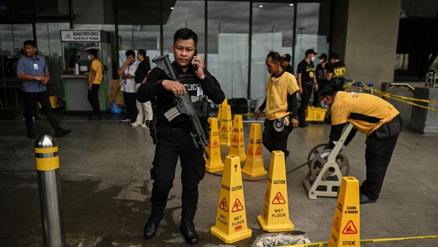 Sebuah kendaraan menabrak area dekat pintu masuk Bandara Internasional Ninoy Aquino (NAIA), Manila, Filipina pada Minggu (4/5/2025), menewaskan dua orang, termasuk seorang anak. (Tangkapan Layar Video Reuters/PHILIPPINE RED CROSS VIA FACEBOOK)