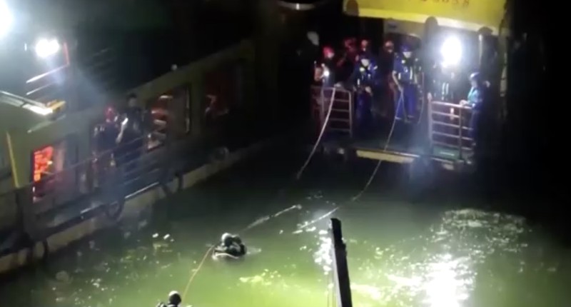 Sepuluh orang tewas setelah empat perahu wisata terbalik di China. (China Central Television via REUTERS)