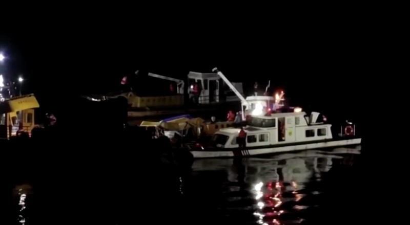 Sepuluh orang tewas setelah empat perahu wisata terbalik di China. (China Central Television via REUTERS) Sepuluh orang tewas setelah empat perahu wisata terbalik di China. (China Central Television via REUTERS)
