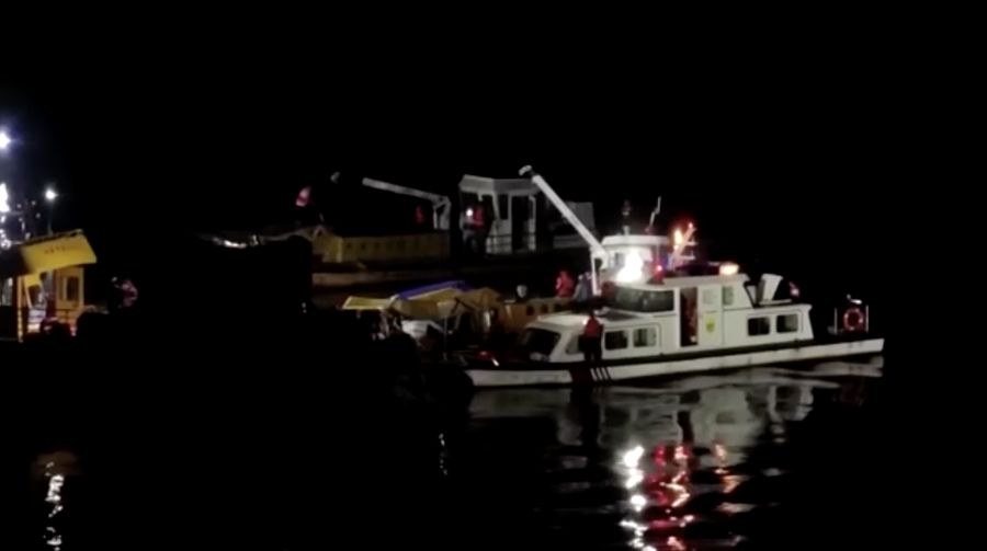 Sepuluh orang tewas setelah empat perahu wisata terbalik di China. (China Central Television via REUTERS)