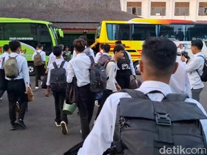 Video: Momen 29 Siswa Kecanduan Rokok-Mabuk Dikirim ke Barak TNI