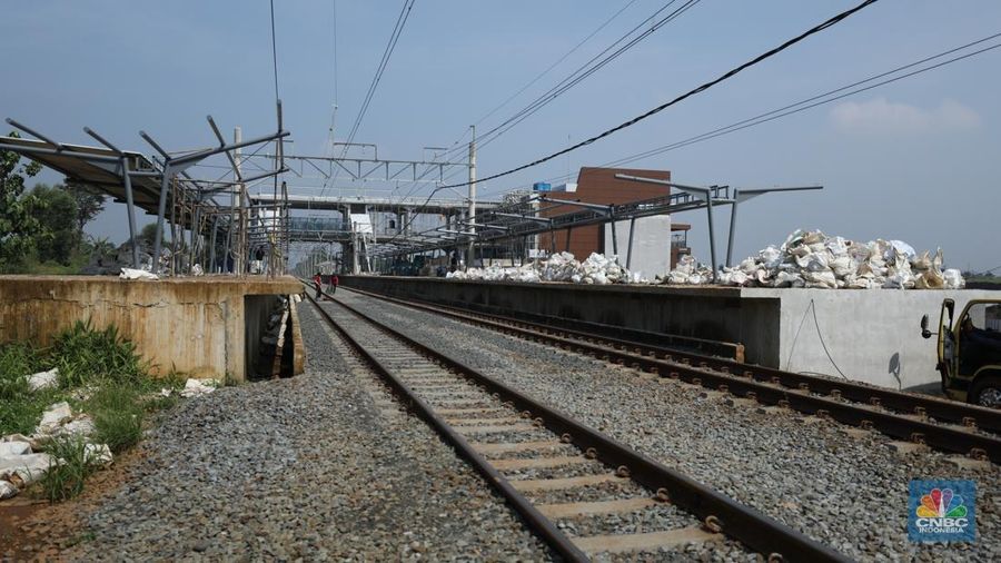 Suasana pembangunan Stasiun Jatake yang berada di jalur Commuter Line Tanah Abang–Rangkasbitung, Senin (5/5/2025). (CNBC Indonesia/Tri Susilo)