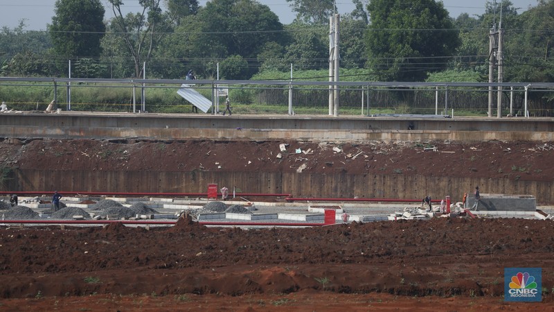 Suasana pembangunan Stasiun Jatake yang berada di jalur Commuter Line Tanah Abang–Rangkasbitung, Senin (5/5/2025). (CNBC Indonesia/Tri Susilo)