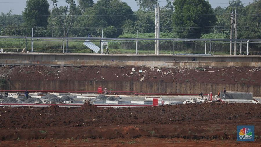 Suasana pembangunan Stasiun Jatake yang berada di jalur Commuter Line Tanah Abang–Rangkasbitung, Senin (5/5/2025). (CNBC Indonesia/Tri Susilo)