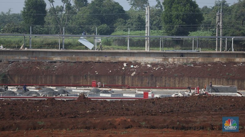 Suasana pembangunan Stasiun Jatake yang berada di jalur Commuter Line Tanah Abang–Rangkasbitung, Senin (5/5/2025). (CNBC Indonesia/Tri Susilo)