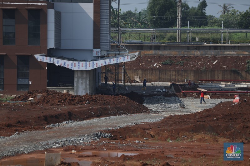 Suasana pembangunan Stasiun Jatake yang berada di jalur Commuter Line Tanah Abang–Rangkasbitung, Senin (5/5/2025). (CNBC Indonesia/Tri Susilo)