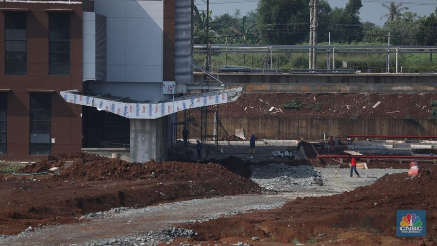 Suasana pembangunan Stasiun Jatake yang berada di jalur Commuter Line Tanah Abang–Rangkasbitung, Senin (5/5/2025). (CNBC Indonesia/Tri Susilo)