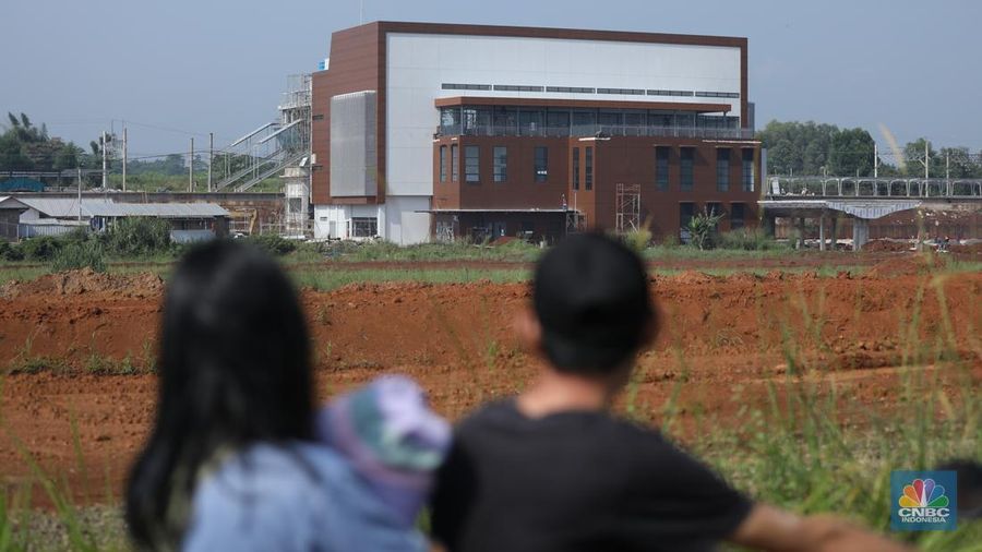 Suasana pembangunan Stasiun Jatake yang berada di jalur Commuter Line Tanah Abang–Rangkasbitung, Senin (5/5/2025). (CNBC Indonesia/Tri Susilo)