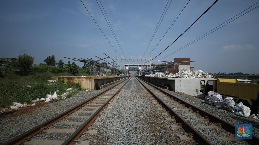 Suasana pembangunan Stasiun Jatake yang berada di jalur Commuter Line Tanah Abang–Rangkasbitung, Senin (5/5/2025). (CNBC Indonesia/Tri Susilo)