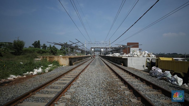 Suasana pembangunan Stasiun Jatake yang berada di jalur Commuter Line Tanah Abang–Rangkasbitung, Senin (5/5/2025). (CNBC Indonesia/Tri Susilo)