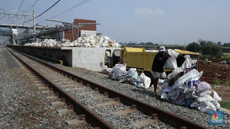 Suasana pembangunan Stasiun Jatake yang berada di jalur Commuter Line Tanah Abang–Rangkasbitung, Senin (5/5/2025). (CNBC Indonesia/Tri Susilo) Suasana pembangunan Stasiun Jatake yang berada di jalur Commuter Line Tanah Abang–Rangkasbitung, Senin (5/5/2025). (CNBC Indonesia/Tri Susilo)