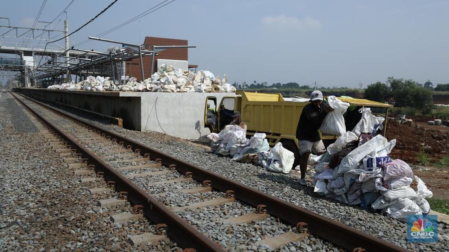 Suasana pembangunan Stasiun Jatake yang berada di jalur Commuter Line Tanah Abang–Rangkasbitung, Senin (5/5/2025). (CNBC Indonesia/Tri Susilo)