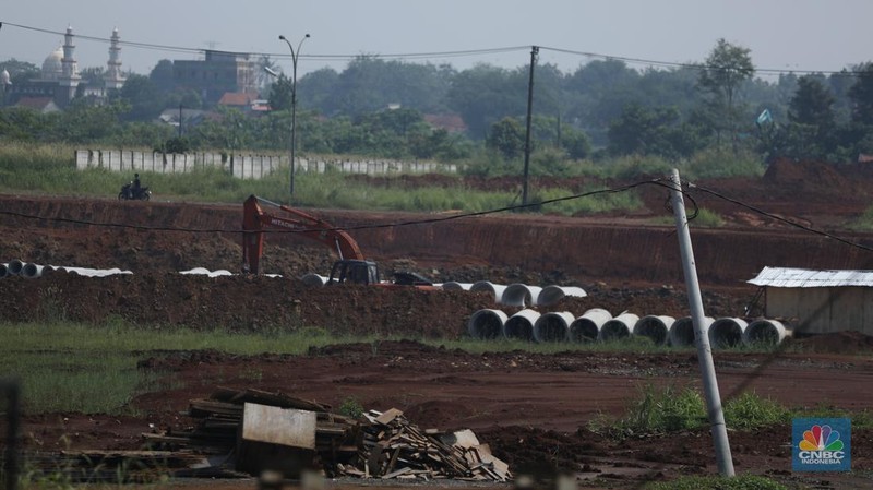 Suasana pembangunan Stasiun Jatake yang berada di jalur Commuter Line Tanah Abang–Rangkasbitung, Senin (5/5/2025). (CNBC Indonesia/Tri Susilo)