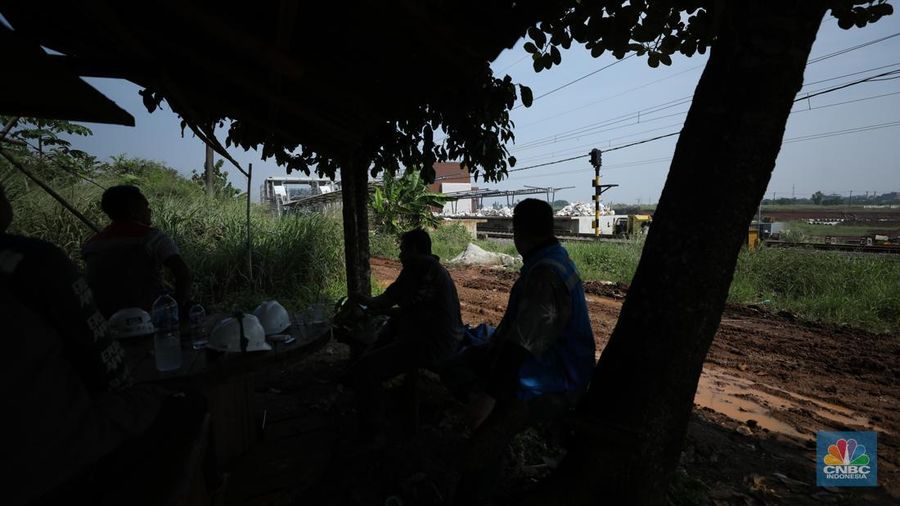 Suasana pembangunan Stasiun Jatake yang berada di jalur Commuter Line Tanah Abang–Rangkasbitung, Senin (5/5/2025). (CNBC Indonesia/Tri Susilo)