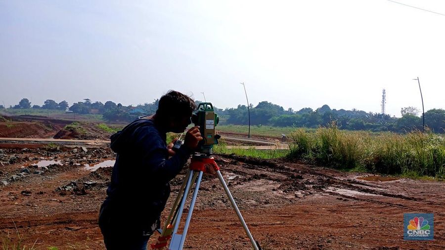Suasana pembangunan Stasiun Jatake yang berada di jalur Commuter Line Tanah Abang–Rangkasbitung, Senin (5/5/2025). (CNBC Indonesia/Tri Susilo)