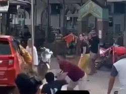 Viral Duel Maut Tetangga Vs Tetangga di Sumsel gegara Anak Luka Saat Tawuran Viral Duel Maut Tetangga Vs Tetangga di Sumsel gegara Anak Luka Saat Tawuran