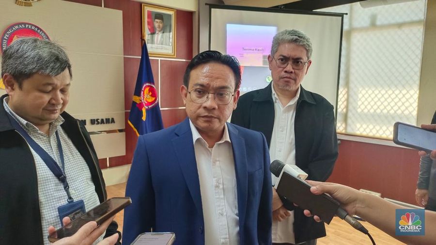 Wakil Ketua Komisi Pengawas Persaingan Usaha (KPPU), Aru Armando saat konferensi pers di kantornya, Senin (5/5/2025). (CNBC Indonesia/Martyasari Rizky)
