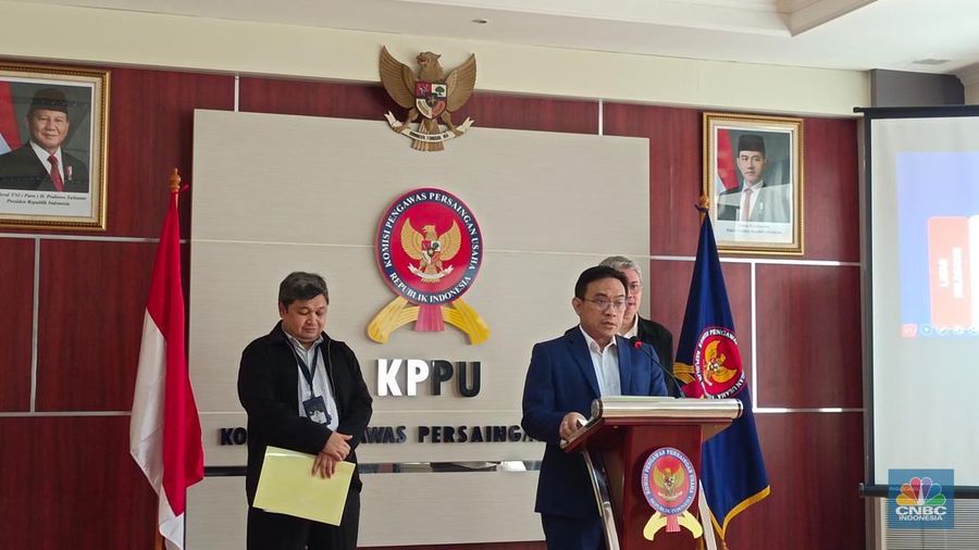 Wakil Ketua Komisi Pengawas Persaingan Usaha (KPPU), Aru Armando saat konferensi pers di kantornya, Senin (5/5/2025). (CNBC Indonesia/Martyasari Rizky)