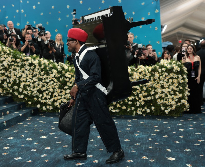 Damson Idris berpose selama Met Gala, gala penggalangan dana tahunan yang diadakan untuk kepentingan Institut Kostum Museum Seni Metropolitan dengan tema tahun ini 'Superfine: Tailoring Black Style,' di New York City, New York, AS, 5 Mei 2025. Damson Idris berpose selama Met Gala, gala penggalangan dana tahunan yang diadakan untuk kepentingan Institut Kostum Museum Seni Metropolitan dengan tema tahun ini 'Superfine: Tailoring Black Style,' di New York City, New York, AS, 5 Mei 2025. (REUTERS/Mario Anzuoni)