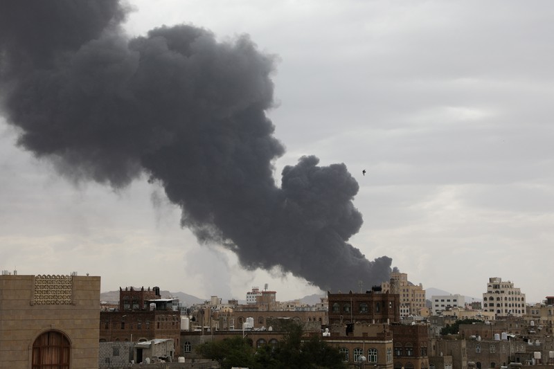Asap mengepul setelah serangan udara Israel terhadap infrastruktur milik kelompok Houthi di Sana'a, Yaman, Selasa (6/5/2025). (REUTERS/Khaled Abdullah)