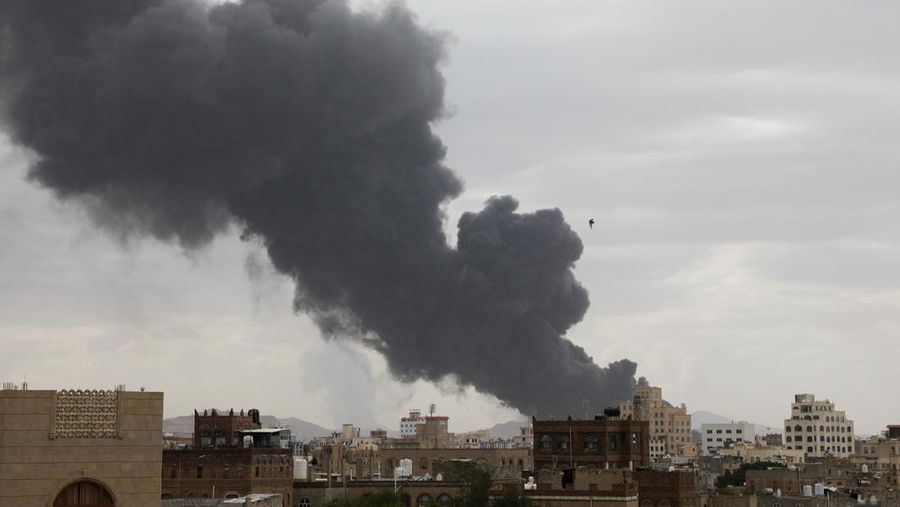 Asap mengepul setelah serangan udara Israel terhadap infrastruktur milik kelompok Houthi di Sana'a, Yaman, Selasa (6/5/2025). (REUTERS/Khaled Abdullah) Asap mengepul setelah serangan udara Israel terhadap infrastruktur milik kelompok Houthi di Sana'a, Yaman, Selasa (6/5/2025). (REUTERS/Khaled Abdullah)