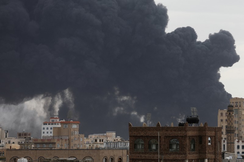 Asap mengepul setelah serangan udara Israel terhadap infrastruktur milik kelompok Houthi di Sana'a, Yaman, Selasa (6/5/2025). (REUTERS/Khaled Abdullah) Asap mengepul setelah serangan udara Israel terhadap infrastruktur milik kelompok Houthi di Sana'a, Yaman, Selasa (6/5/2025). (REUTERS/Khaled Abdullah)
