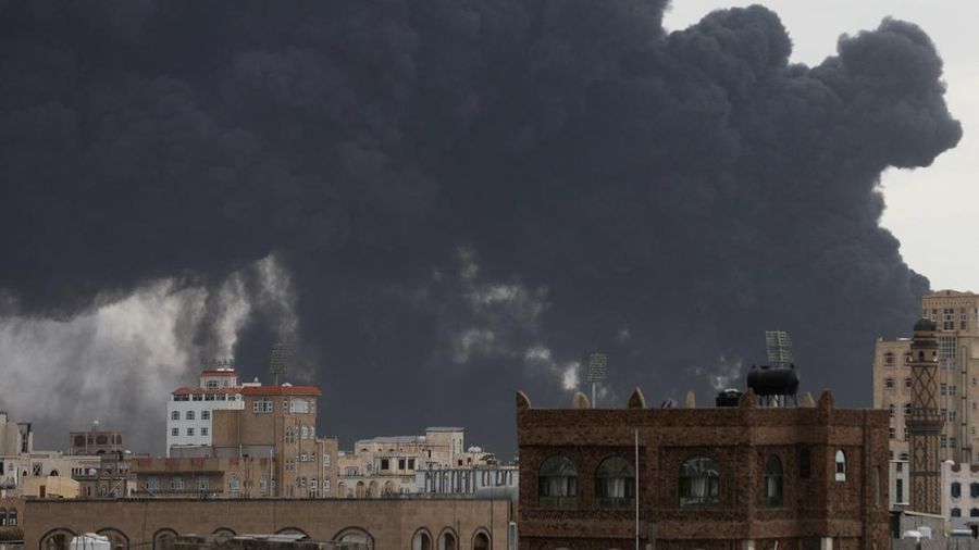 Asap mengepul setelah serangan udara Israel terhadap infrastruktur milik kelompok Houthi di Sana'a, Yaman, Selasa (6/5/2025). (REUTERS/Khaled Abdullah) Asap mengepul setelah serangan udara Israel terhadap infrastruktur milik kelompok Houthi di Sana'a, Yaman, Selasa (6/5/2025). (REUTERS/Khaled Abdullah)