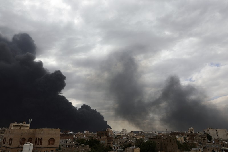 Asap mengepul setelah serangan udara Israel terhadap infrastruktur milik kelompok Houthi di Sana'a, Yaman, Selasa (6/5/2025). (REUTERS/Khaled Abdullah) Asap mengepul setelah serangan udara Israel terhadap infrastruktur milik kelompok Houthi di Sana'a, Yaman, Selasa (6/5/2025). (REUTERS/Khaled Abdullah)
