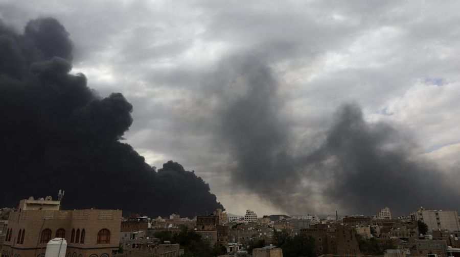 Asap mengepul setelah serangan udara Israel terhadap infrastruktur milik kelompok Houthi di Sana'a, Yaman, Selasa (6/5/2025). (REUTERS/Khaled Abdullah) Asap mengepul setelah serangan udara Israel terhadap infrastruktur milik kelompok Houthi di Sana'a, Yaman, Selasa (6/5/2025). (REUTERS/Khaled Abdullah)