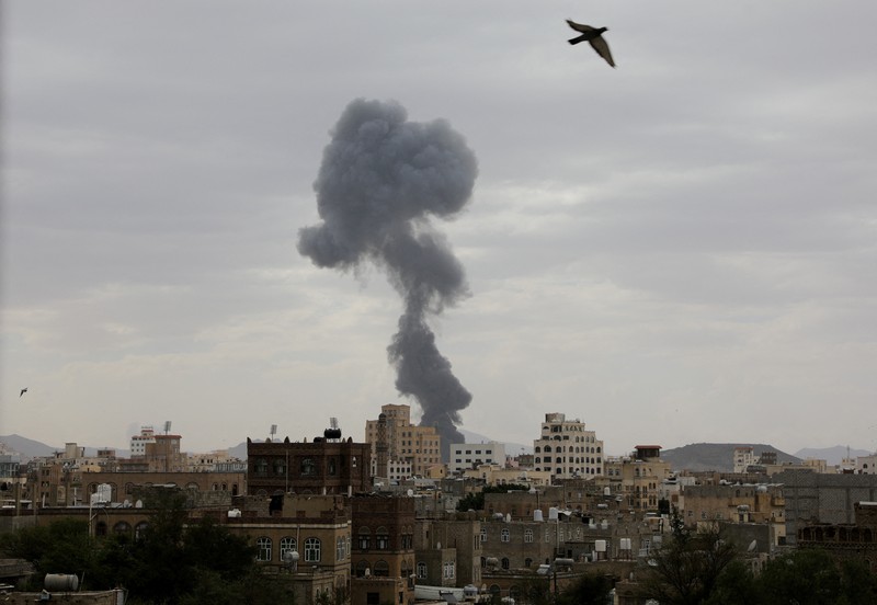 Asap mengepul setelah serangan udara Israel terhadap infrastruktur milik kelompok Houthi di Sana'a, Yaman, Selasa (6/5/2025). (REUTERS/Khaled Abdullah) Asap mengepul setelah serangan udara Israel terhadap infrastruktur milik kelompok Houthi di Sana'a, Yaman, Selasa (6/5/2025). (REUTERS/Khaled Abdullah)