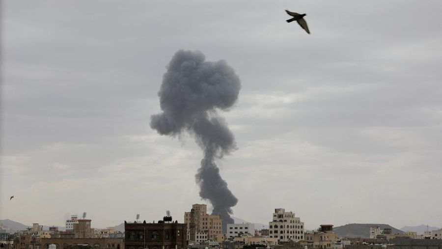 Asap mengepul setelah serangan udara Israel terhadap infrastruktur milik kelompok Houthi di Sana'a, Yaman, Selasa (6/5/2025). (REUTERS/Khaled Abdullah)