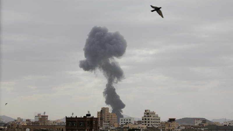 Asap mengepul setelah serangan udara Israel terhadap infrastruktur milik kelompok Houthi di Sana'a, Yaman, Selasa (6/5/2025). (REUTERS/Khaled Abdullah)
