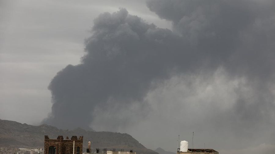 Asap mengepul setelah serangan udara Israel terhadap infrastruktur milik kelompok Houthi di Sana'a, Yaman, Selasa (6/5/2025). (REUTERS/Khaled Abdullah)