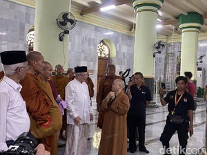 Cerita Takmir Masjid Kauman Semarang Dikunjungi Rombongan Biksu Thudong