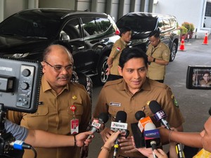Magang Hari Pertama, Bupati Lucky Hakim Dapat PR dari Kemendagri
