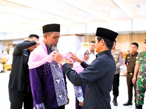 Bupati Nunukan Lepas 111 CJH Kloter 7, Pemkab Tanggung Biaya ke Balikpapan