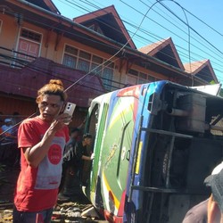 Bus ALS Kecelakaan di Padang Panjang, Penumpang Terjepit-12 Tewas