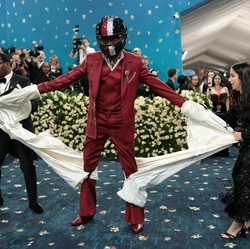 Potret Nyentrik Seleb Dunia di Met Gala 2025, Siapa Favoritmu?