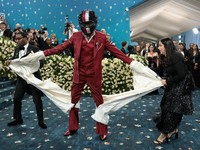 Potret Nyentrik Seleb Dunia di Met Gala 2025, Siapa Favoritmu?