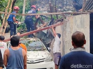 Hujan-Angin Landa Klaten, Rumah hingga Mobil Rusak Tertimpa Pohon