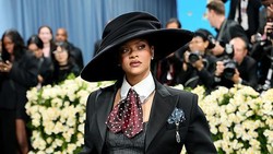 Video Yang Bikin Rihanna Jatuh Cinta ke Smurfette di Film Smurfs