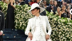 Tren Fashion Paling Dicari di Met Gala 2025: Topi Zendaya dan Warna Burgundy