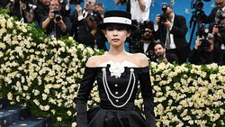 Video: Debut Lisa hingga Gaya Jennie, Rose dan S.Coups di Met Gala 2025