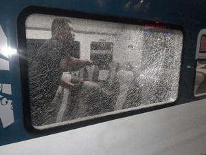 Viral Kereta Api Medan-Kualanamu Dilempar Batu hingga Kaca Retak