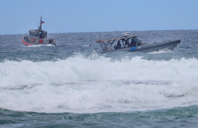 Kapal yang terlibat dalam perahu Panga yang mematikan yang terbalik di Pantai Negara Bagian Torrey Pines berada di pantai setelah terseret dari tempatnya mendarat di Del Mar, California, AS, 5 Mei 2025. Kapal yang terlibat dalam perahu Panga yang mematikan yang terbalik di Pantai Negara Bagian Torrey Pines berada di pantai setelah terseret dari tempatnya mendarat di Del Mar, California, AS, 5 Mei 2025. (REUTERS/Hayne Palmour IV)